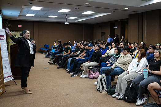 Brindan conferencia a estudiantes sobre financiamientos para emprender