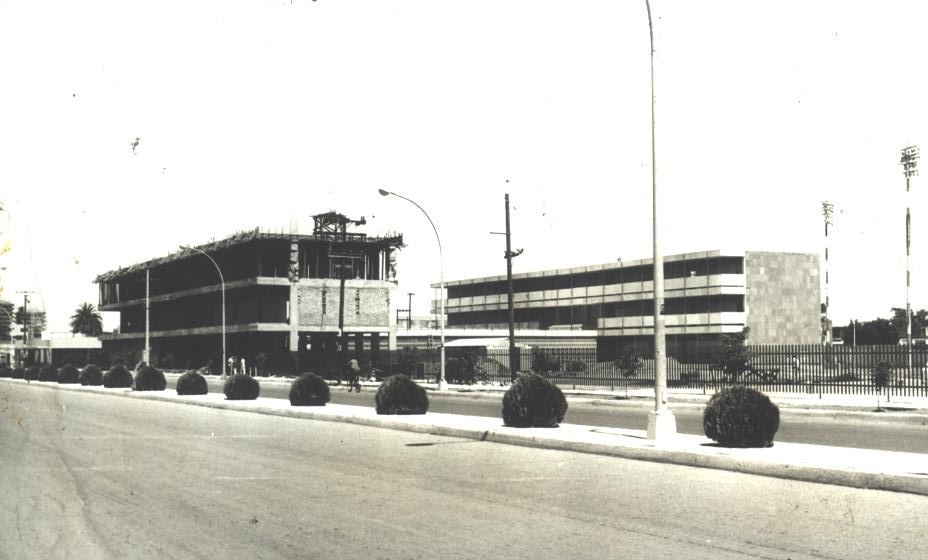 Al poco tiempo de haberse construido el edificio 200, iniciaba la construcción del edificio 100. Estaría habilitado para aulas, sala de exposiciones y la biblioteca.