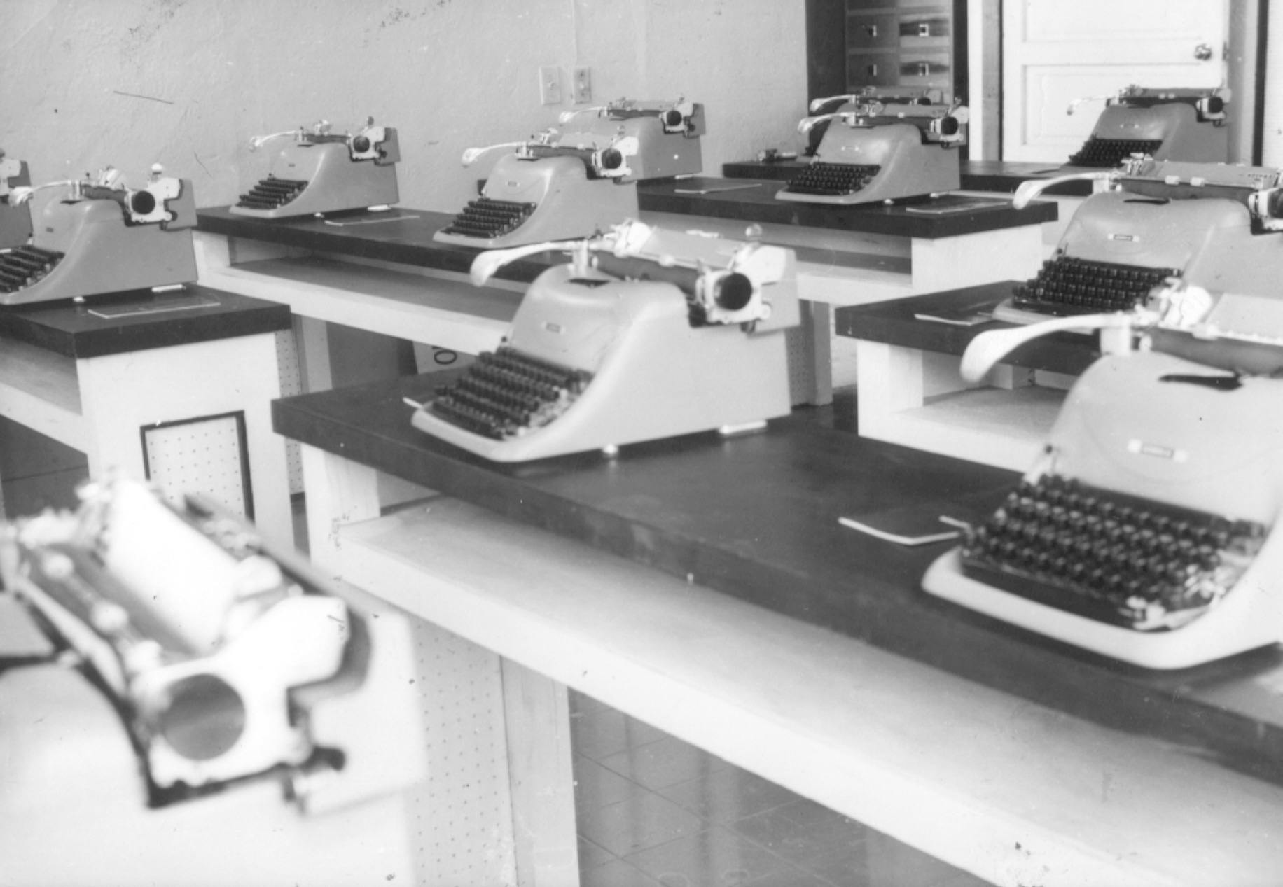 Primeros talleres de mecanografía, en donde se formaban las Taquígrafas Secretarias.